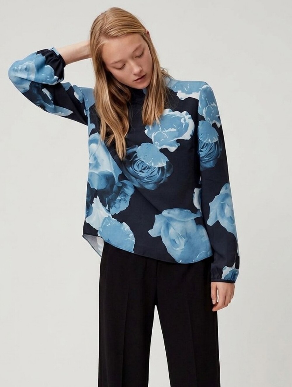 ARITZIA BABATON Blue Graphic Floral Mock Neck Long Sleeve Blouse Size Small